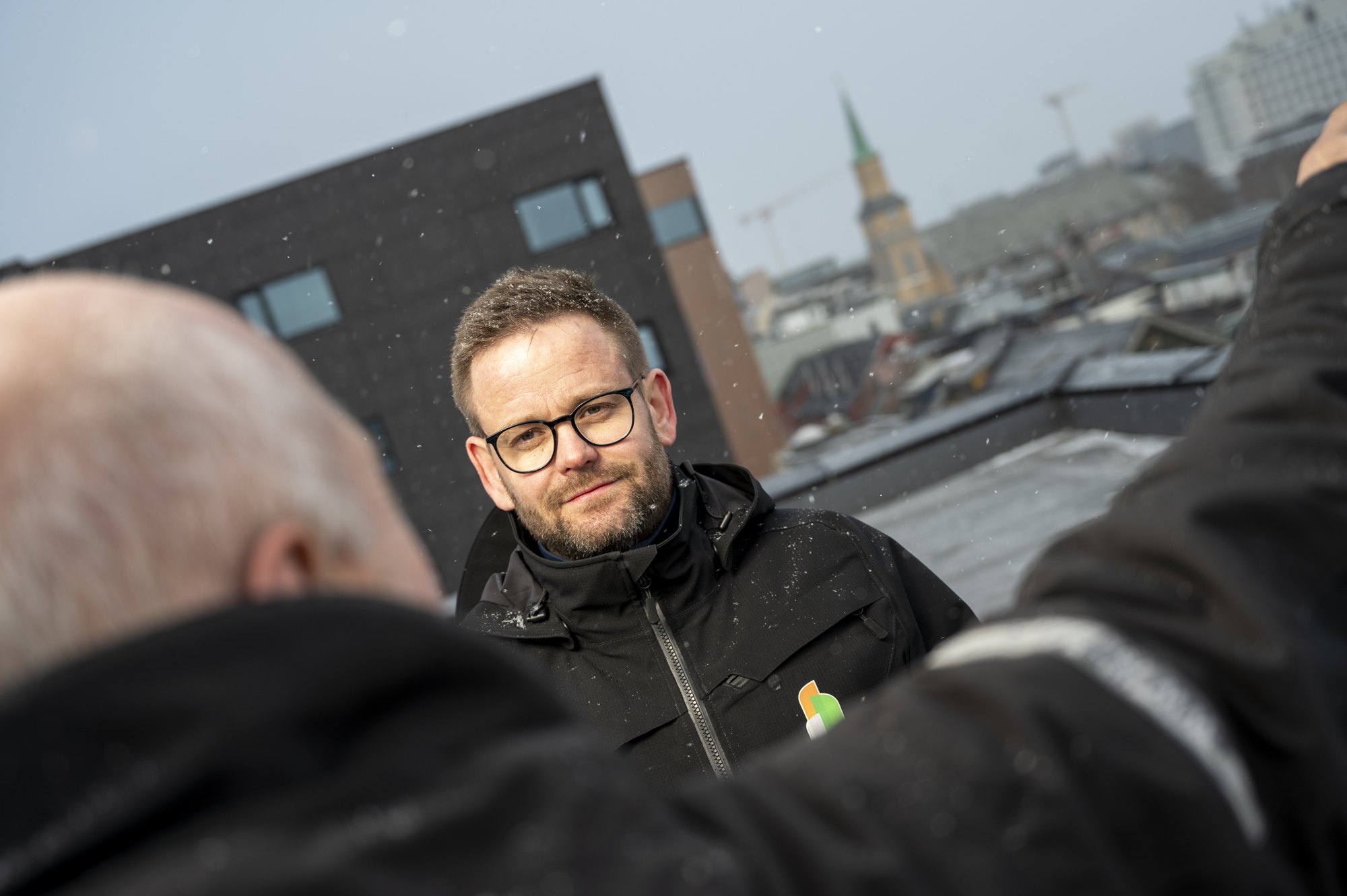 Medarbeidere i samtale utendørs i Tromsø