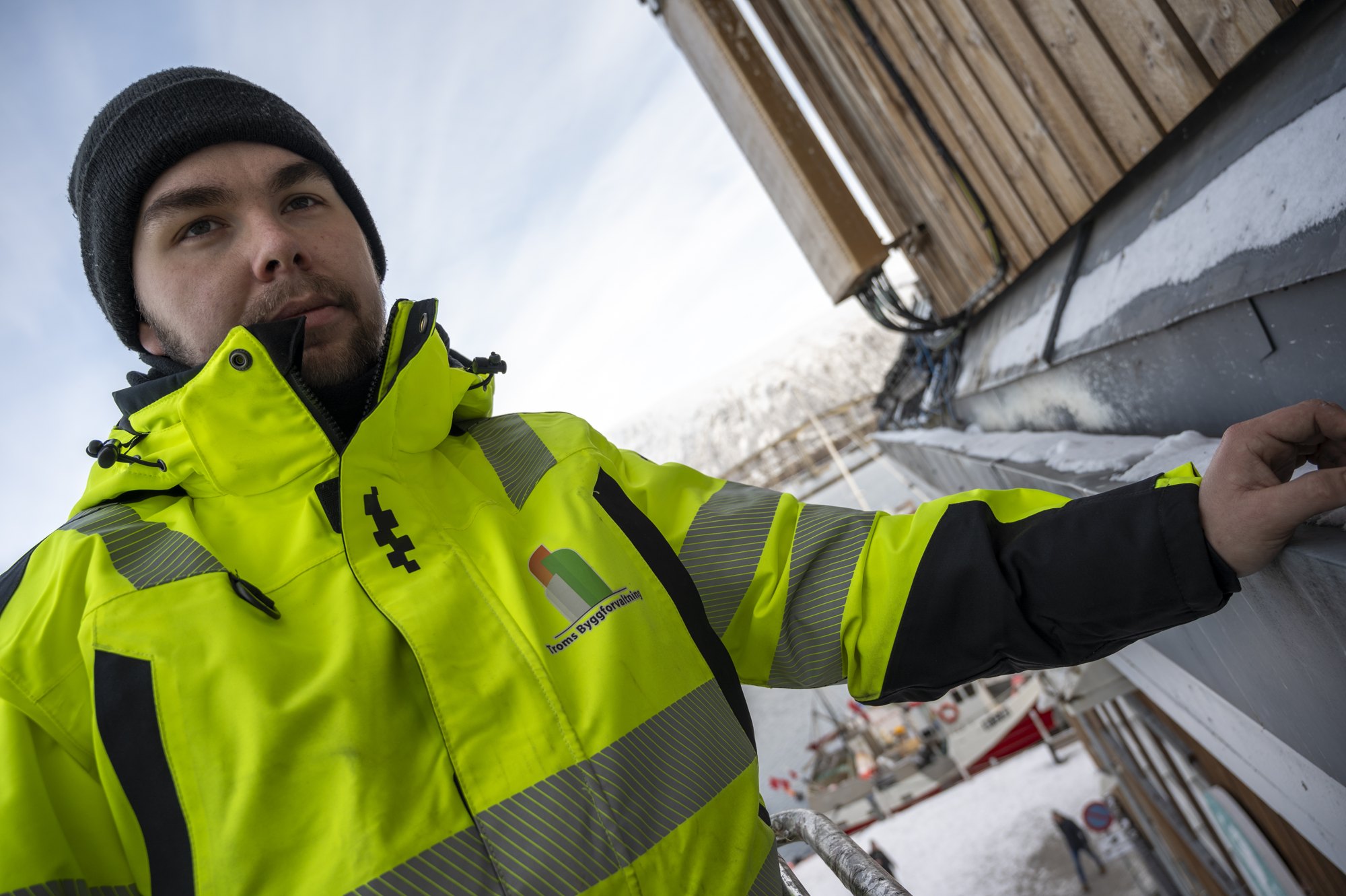 Medarbeider i arbeid ved en fasade